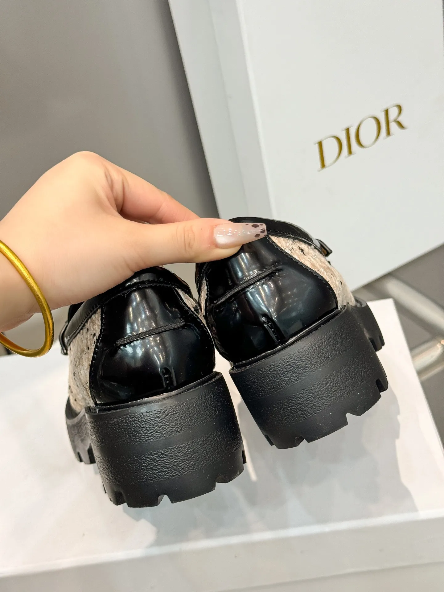 👟👟Ex-factory price 600👟👟 Dior 2024 new autumn and winter D-Boy letter logo color-blocked thick-soled women's shoes. Star's same style slip-on belt buckle round-toe retro low-heeled loafers. Material: imported open-edge beaded cowhide stitching eco-friendly rattan plaid tweed + water-dyed sheepskin lining + original molded IP outsole. Bottom thickness: 3.5CM Size: 35-42 (41.42 customized, non-refundable and non-exchangeable)